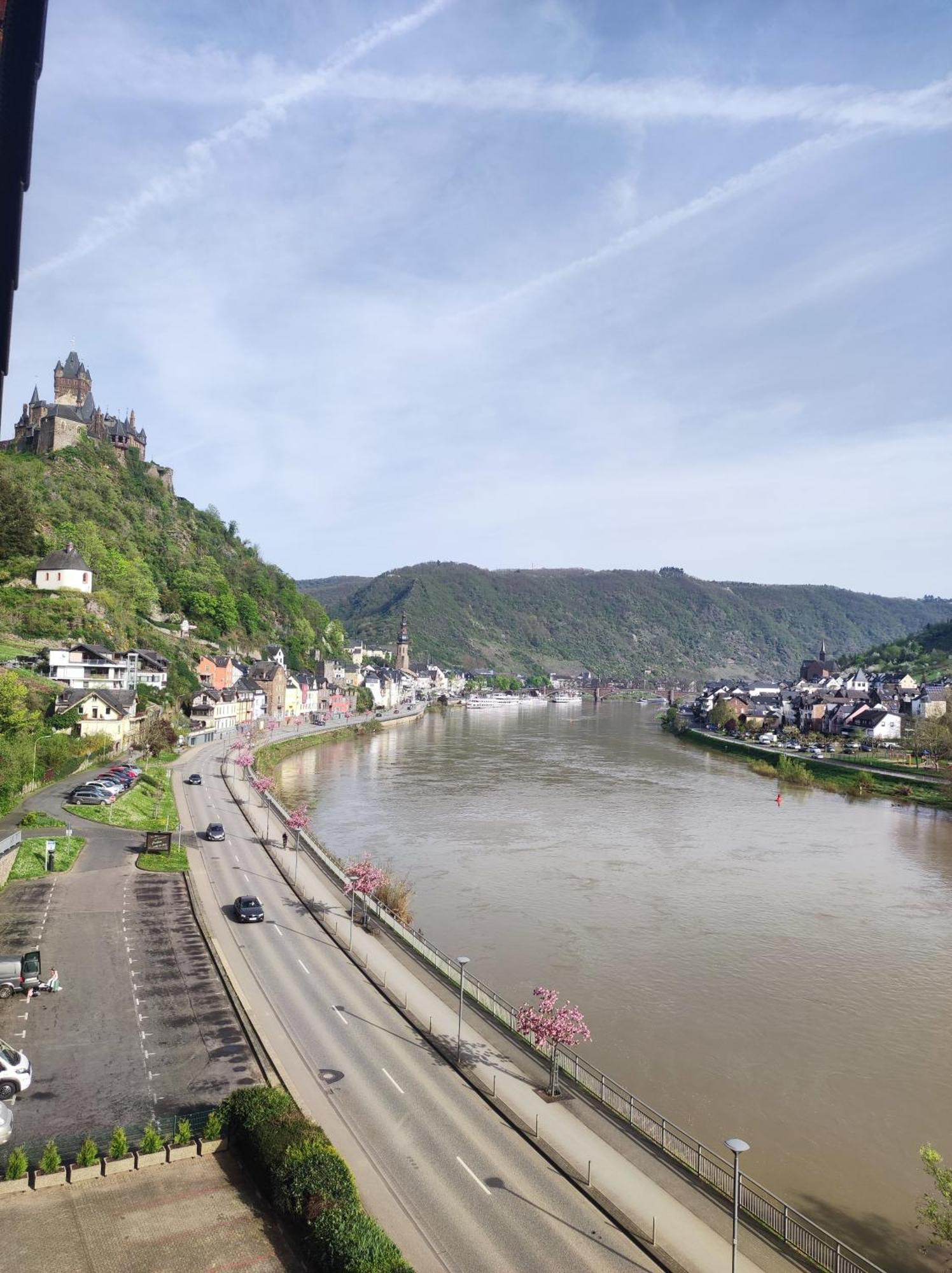 Panorama Oase Ferienwohnung Mit Blick Auf Mosel Und Reichsburg Cochem Eksteriør billede
